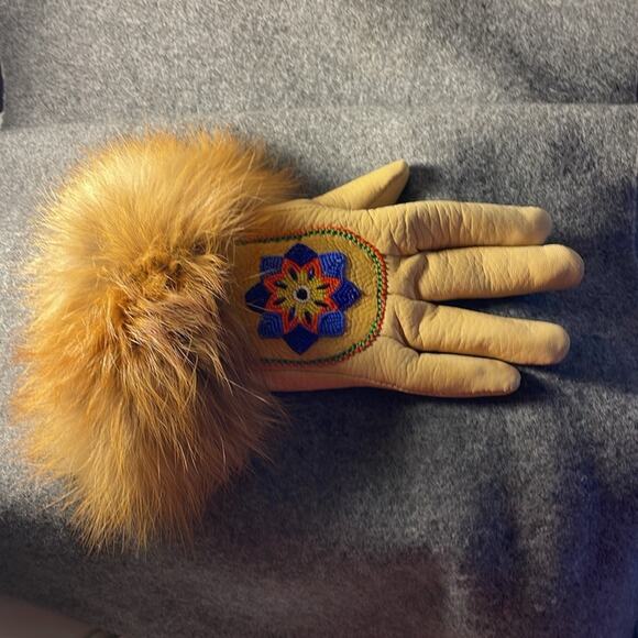 Exquisitely Beaded Tan Premium Buffalo Hide Gloves with Buffalo Fur Trim. OS - Picture 9 of 9